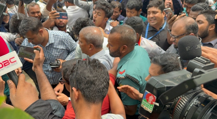 মাইলস্টোনে  শিক্ষার্থীদের তোপের মুখে আইন উপদেষ্টা আসিফ নজরুল